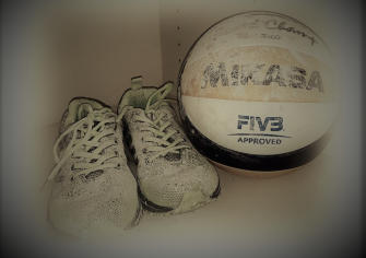 Alte Schuhe und ein Volleyball