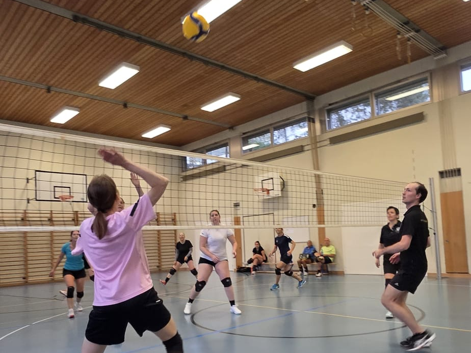 Kurz vor dem Angriffschlag am 54. Dorfturnier